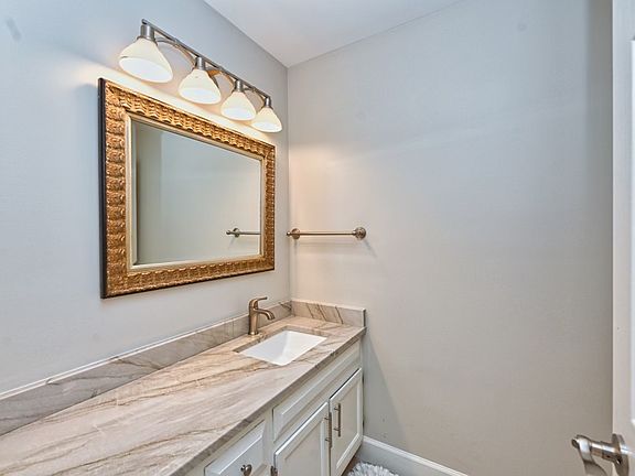 4th image of 515 Basswood Ave #16