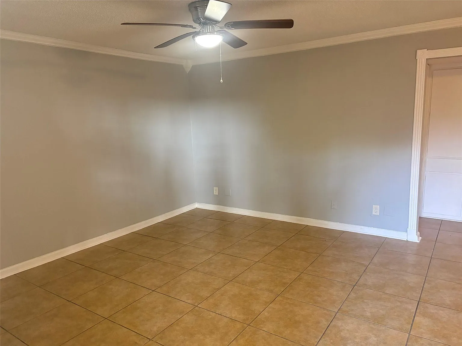 2 bed, 1.0 bath, 896 sqft, $900 — Photo 3