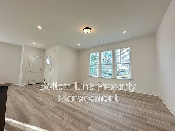 4th image of 2938 Clyde Dr