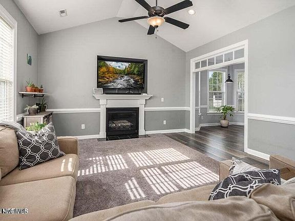 3rd image of 1404 Ashmoor Ln
