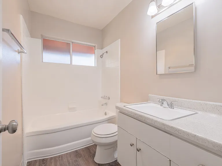 Villa Knolls Apartments — Photo 12