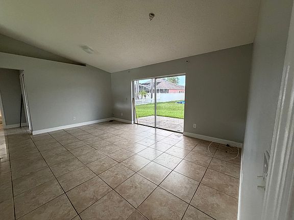 5th image of 915 Amboise Ln