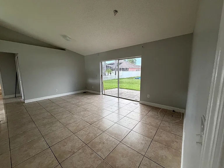 915 Amboise Ln — Photo 5