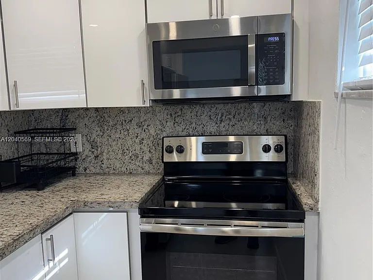 1025 SW 6th Ave #2 — Photo 3