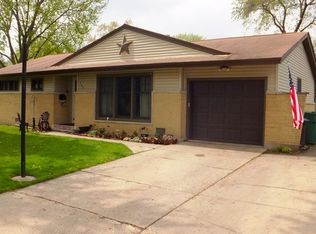 142 Wildwood Pl, Elk Grove Village, IL 60007