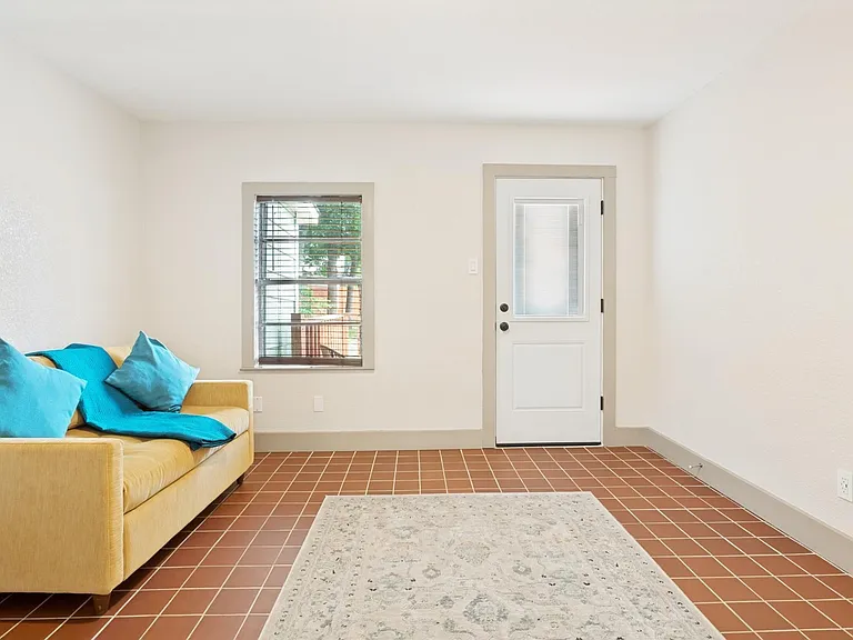 2723 Sharon St — Photo 15