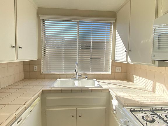Kitchen w/Appliances
