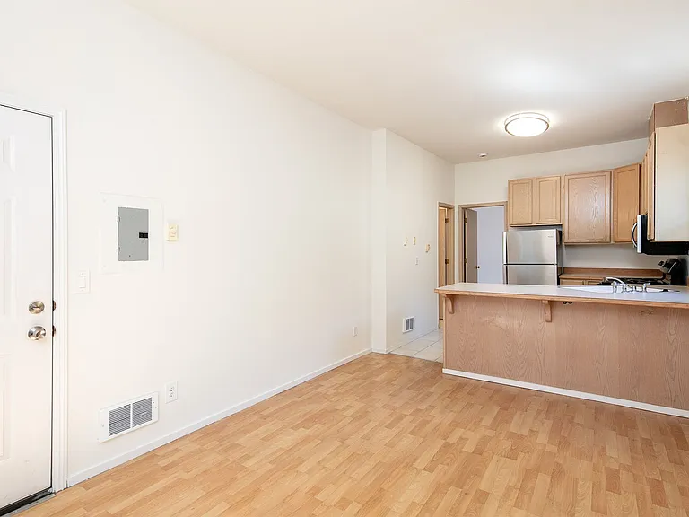 Harvard 6 Apartments — Photo 6