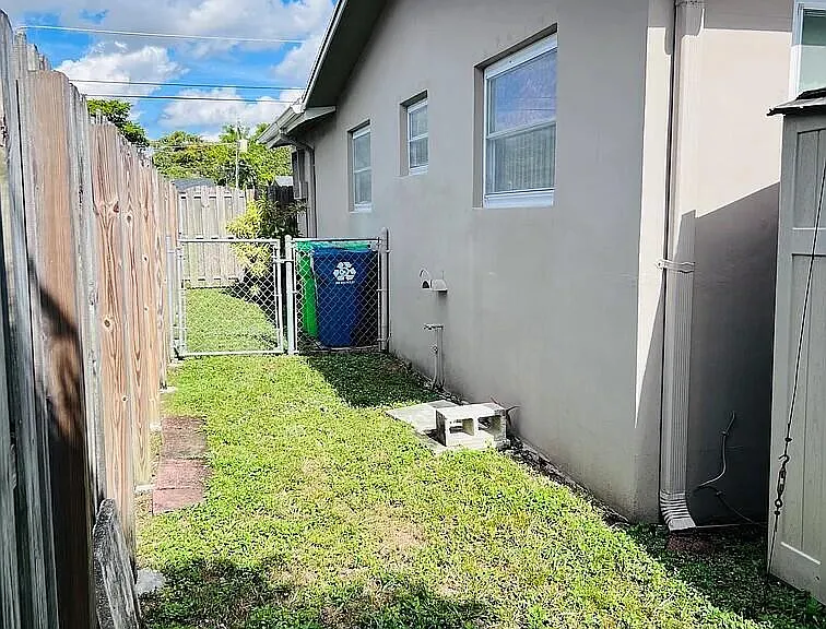8136 NW 21st Ct — Photo 28