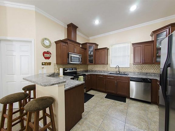 3rd image of 10548 NW 25th Ln