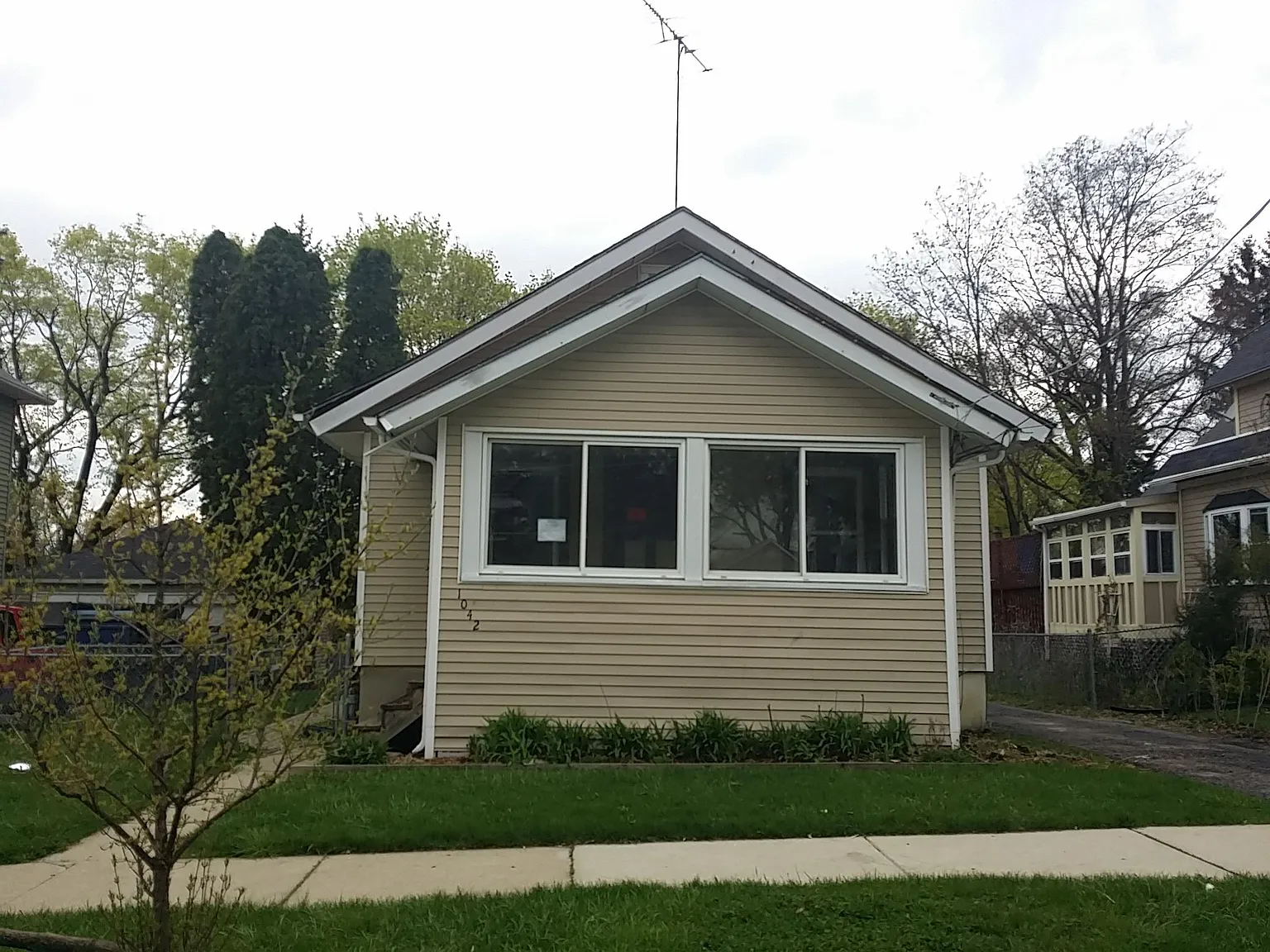 1042 Morton Ave photo 1