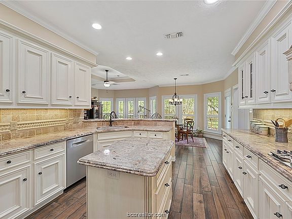 4th image of 800 Pine Valley Dr