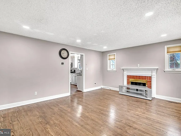 32 Cranbury Rd — Photo 4