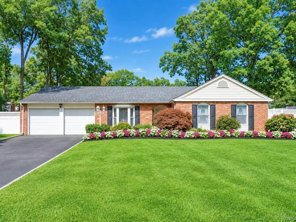 3 Barnsley Crescent, Mount Sinai, NY 11766