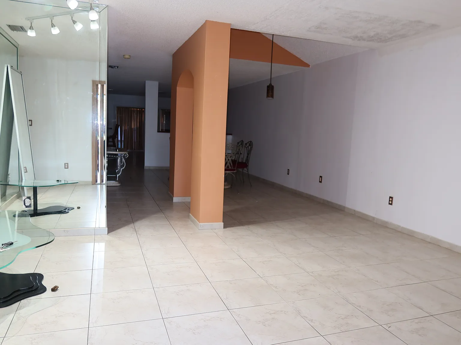 2 bed, 1.5 bath, 3300 sqft, $3,500 — Photo 3
