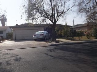 1864 E Meadow Ln, Dinuba, CA 93618