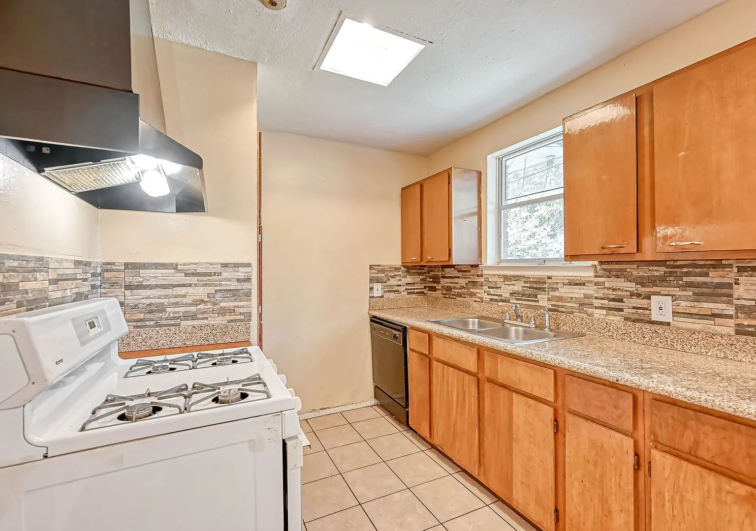 4-Bedroom Home in Houston 77045 | Housing Vouchers Accepted! — Photo 4