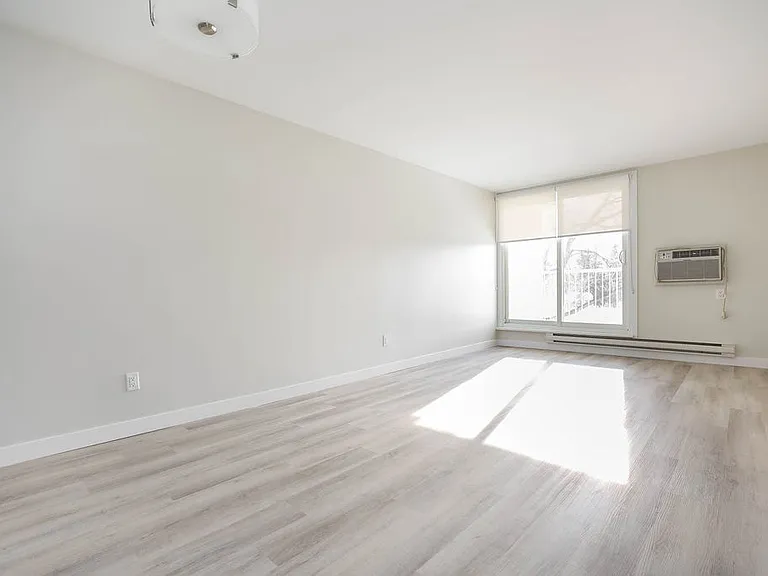 6105 Roblin Blvd — Photo 10