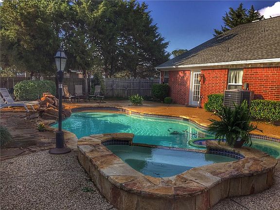 4th image of 909 Parkhill Dr