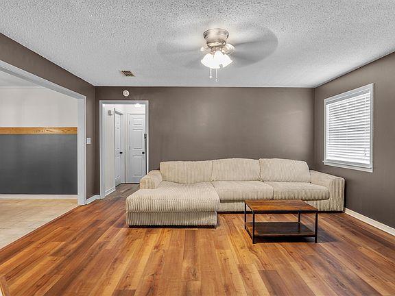 5th image of 15 Red Oak Dr