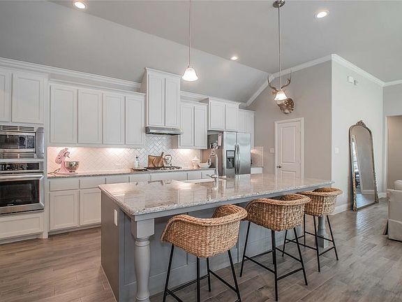 5th image of 913 Boardwalk Way
