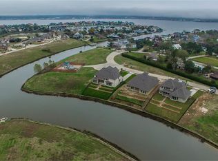 526 Amalfi Dr, Kemah, TX 77565