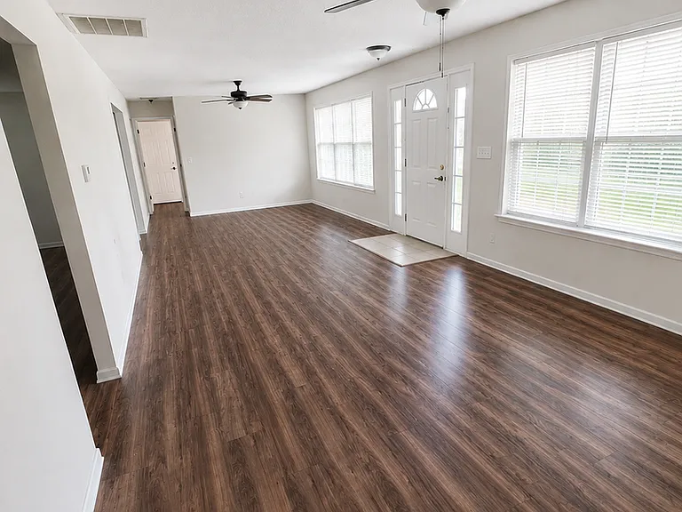 24 Fontainebleau Dr — Photo 2