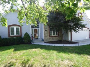 956 NW High Point Dr, Lees Summit, MO 64081