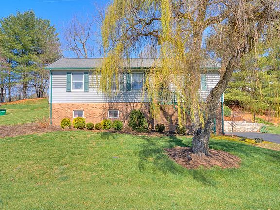 3rd image of 2480 Glade Dr