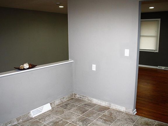 4th image of 6287 Jamestown Dr
