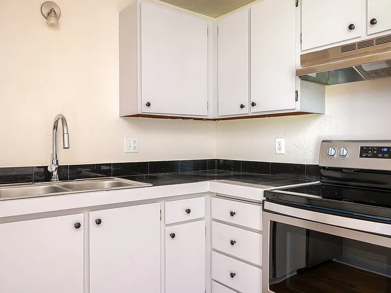 Pacific Village | Kitchen