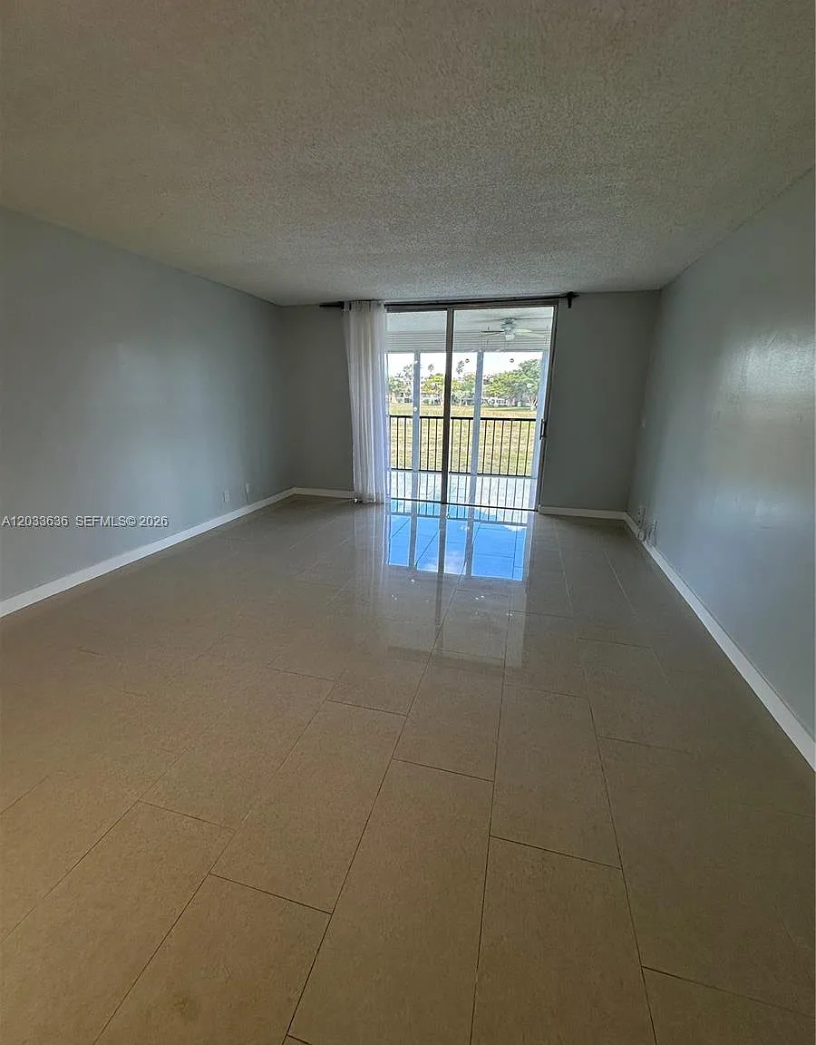 Palm Lakes Condo — Photo 4