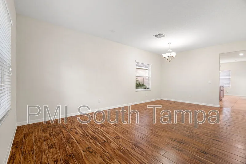 6 bed, 3.0 bath, 3009 sqft, $3,395 — Photo 4