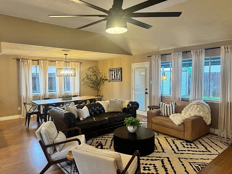 2406 Strait Ln — Photo 1