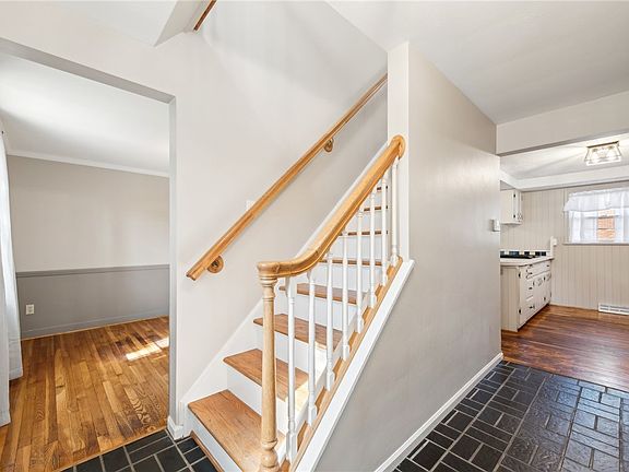 5th image of 7 Franconia Dr