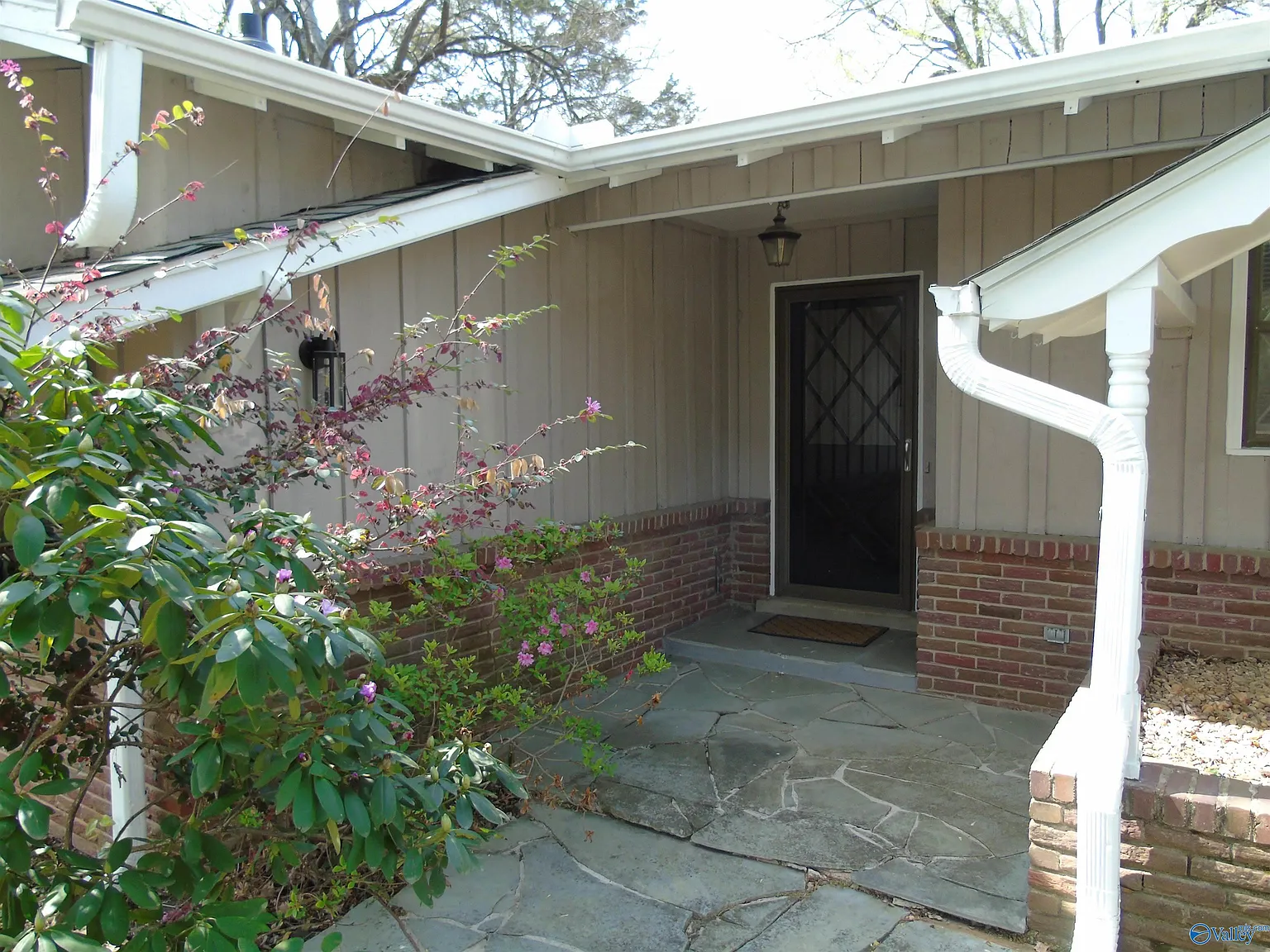3 bed, 2.0 bath, 2556 sqft, $2,249 — Photo 4