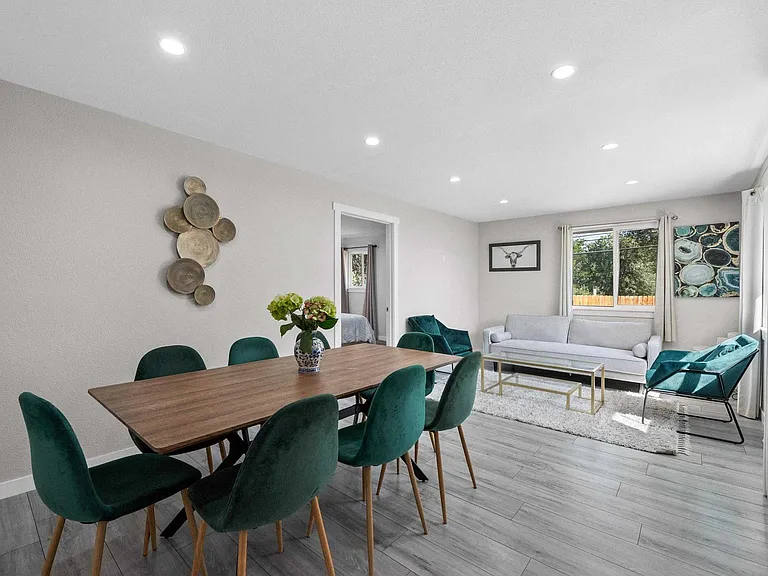 5330 Johnson St — Photo 2