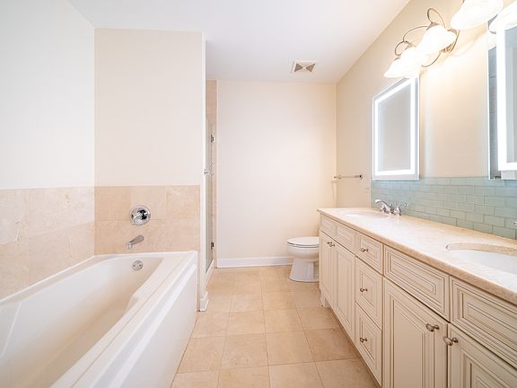 3rd image of 1322 S Prairie Ave Unit 304