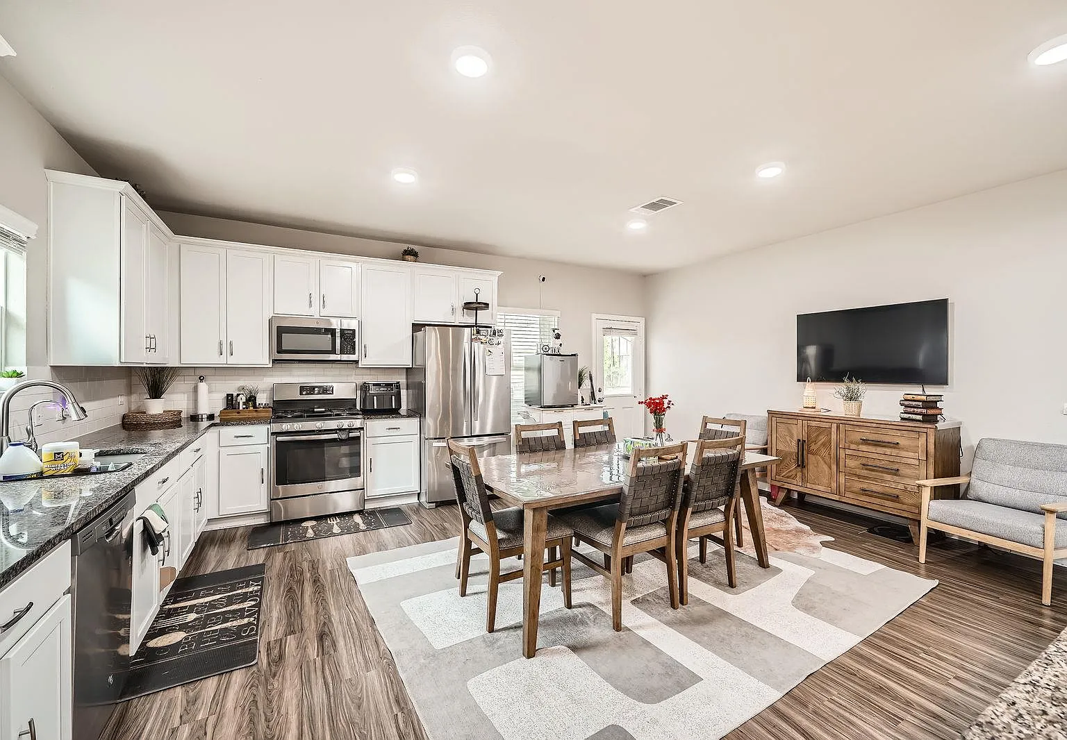 4 bed, 3.5 bath, 2817 sqft, $2,700 — Photo 3