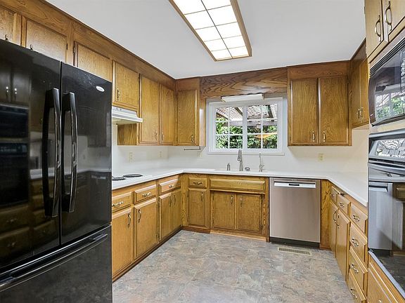 5th image of 2774 Carr Dr