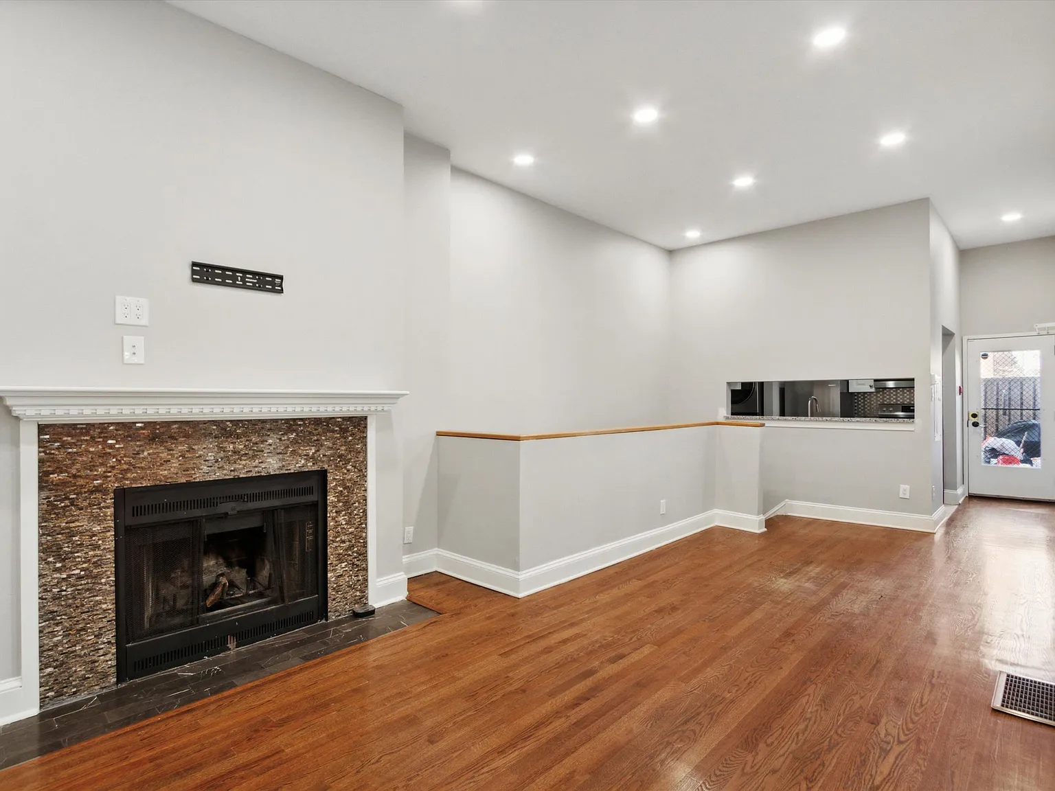 2 bed, 1416 sqft, $3,300 — Photo 4