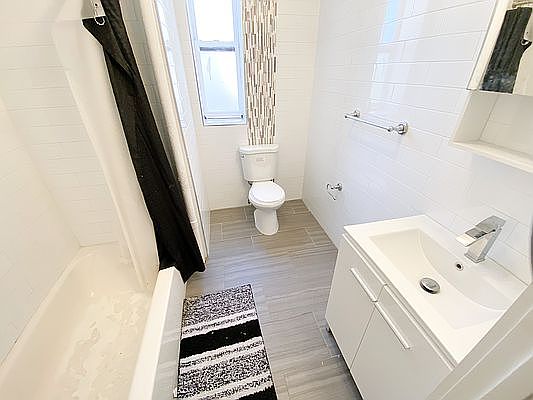 3rd image of 975 Woodycrest Ave #D4