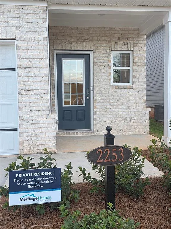 5 bed, 3.0 bath, 2352 sqft, $4,300 — Photo 2