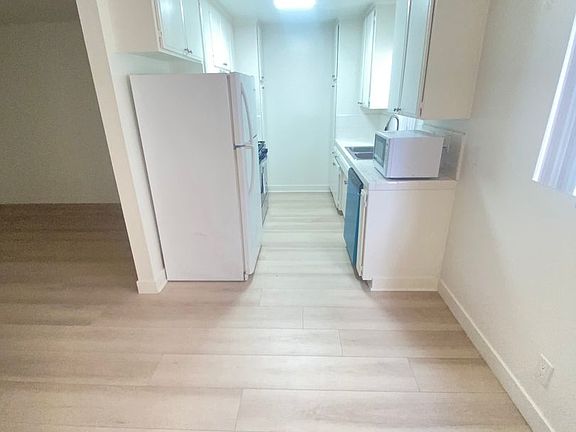 3rd image of 14942 Burbank Blvd #105