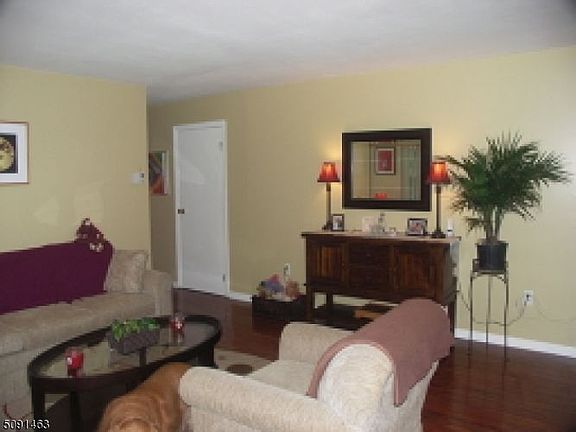 3rd image of 22 Lakeview Dr W