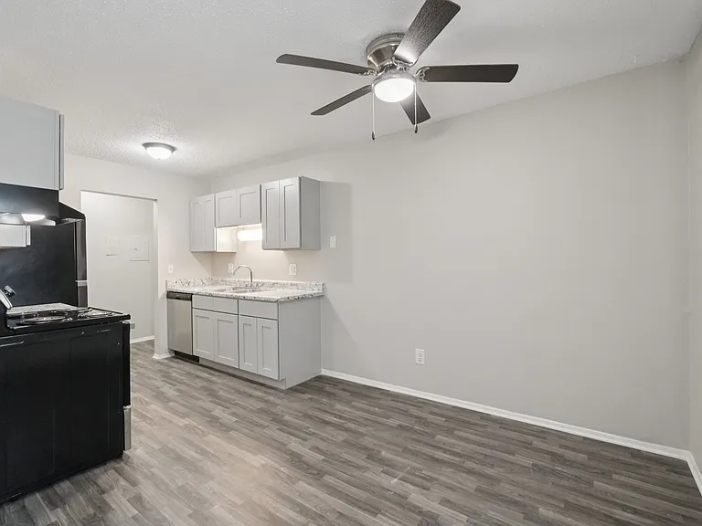 Rochester Square Apartments — Photo 12