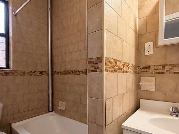 5th image of 1402 Sterling Pl #418