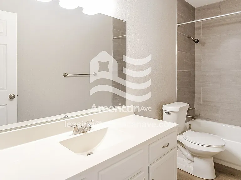 1043316_009_wm_-_main_bathroom_13282011.jpg