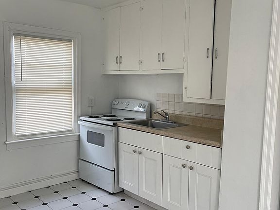 5th image of 715 8th Ave N