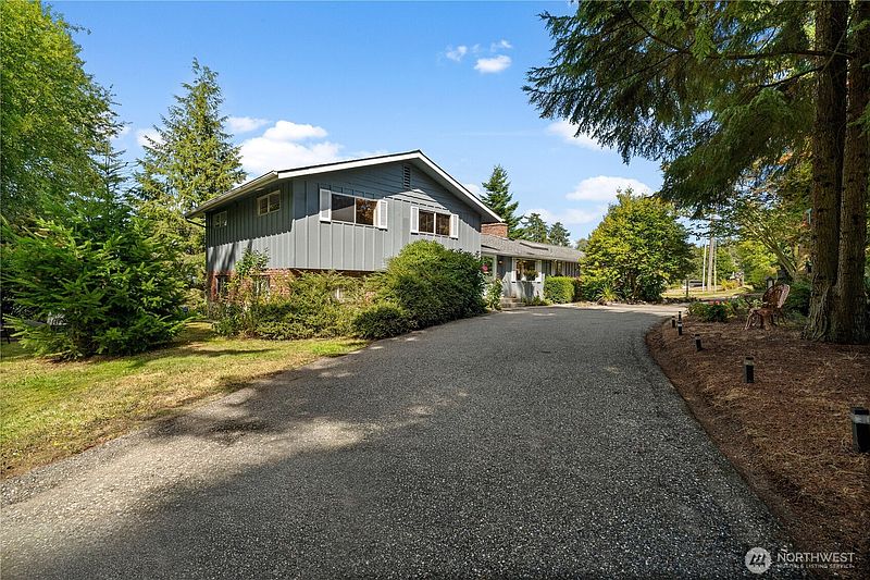 4th image of 780 Greenoch Loop